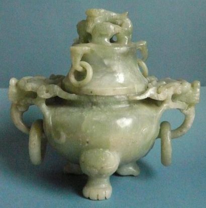 null Brûle-parfum en jadéite. Chine, XXe siècle. H: 15.5 cm L: 16.5 cm