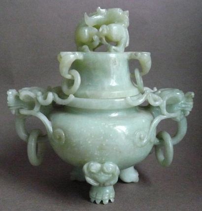 null Brûle-parfum en jadéite. Chine, XXe siècle. H: 16 cm L: 16.5 cm
