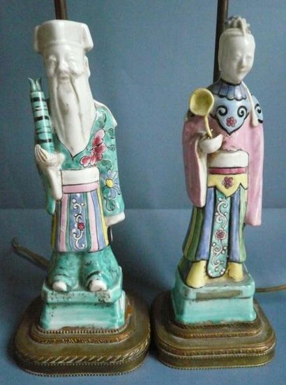 null Deux statuettes en porcelaine montées en lampe. Chine