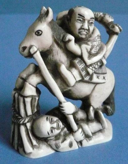 null Groupe en ivoire représentant un cavalier et un homme à terre tenant un bâton....