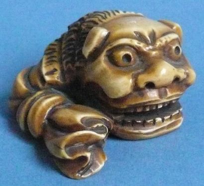 null Netsuke en ivoire en forme de masque. Japon, XXe siècle. H: 4 cm