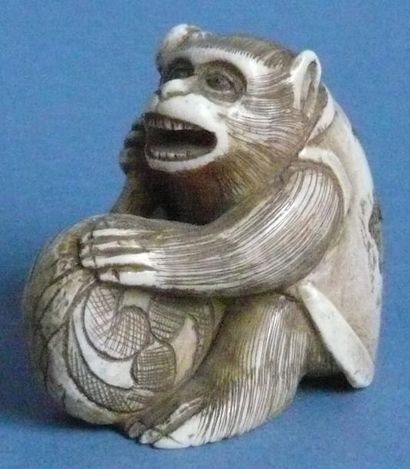 null Netsuke en ivoire représentant un singe jouant du tambour. Japon, XXe siècle....