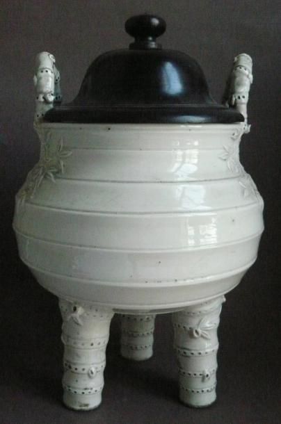 null Vase tripode en porcelaine blanche à décor floral, couvercle et socle en bois....