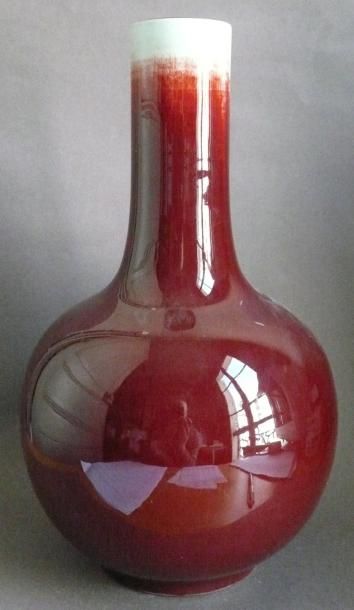 null Vase bouteille en porcelaine sang de boeuf. Chine, XXe siècle. H: 25.5 cm