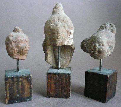 null Trois têtes en terre cuite. Alexandrie, époque romaine. H: 5, 4 et 8 cm