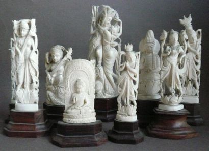 null Ensemble de neuf statuettes en ivoire, socle en bois. Inde, XXe siècle. H: 7.5...