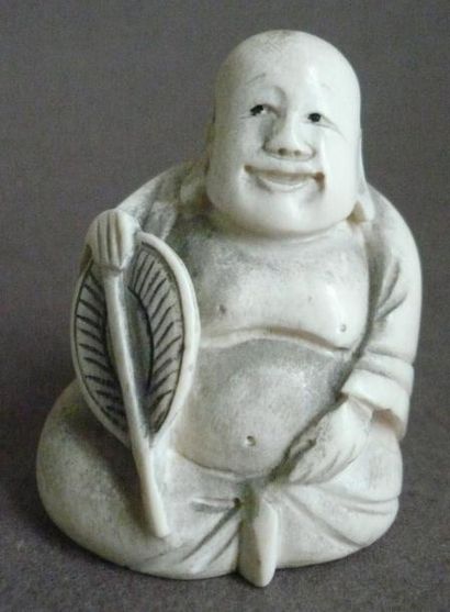 null Netsuke en ivoire représentant un Bouddha à l'éventail. Japon, XXe siècle. H:...
