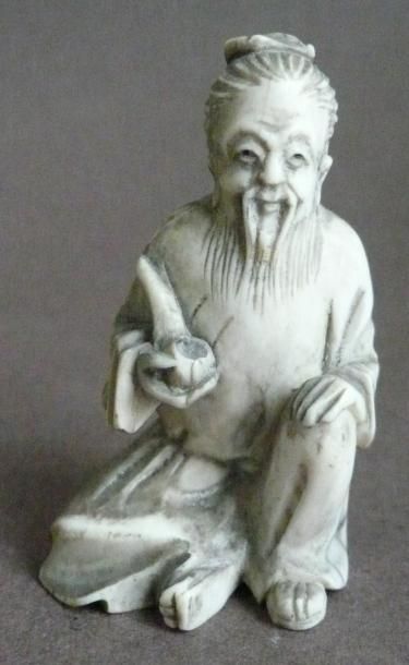 null Vieillard assis tenant une pipe, en ivoire. Chine, XXe siècle. H: 5.5 cm