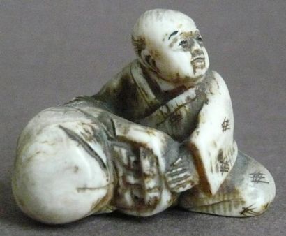 null Netsuke en ivoire représentant un enfant assis. Japon, XXe siècle. H: 2.8 c...