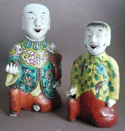 null Deux statuettes en porcelaine polychrome. Chine. (Eclats et manques) H: 15.5...