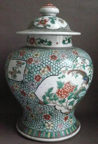 null Paire de potiches couvertes en porcelaine à décor floral. Chine, XXe siècle....
