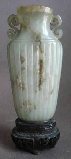 null Vase en jade sur un socle en bois. Chine, XXe siècle. (fêle) H: 10.5 cm