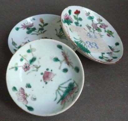 null Trois coupelles en porcelaine à décor floral. Chine, début du XXe siècle. D:...