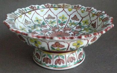 null Coupelle sur piédouche en porcelaine à décor floral. Siam, Ayuthaya, XIXe siècle....