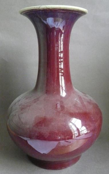null Vase en porcelaine sang de boeuf sur un socle en bois. Chine, XIXe siècle. (restauration...