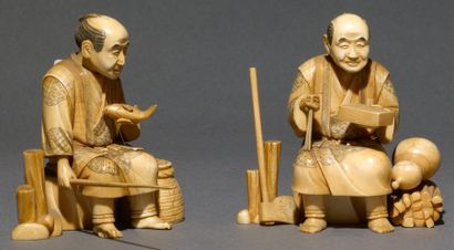 null Deux statuettes en ivoire représentant un pêcheur et un paysan assis. Japon,...