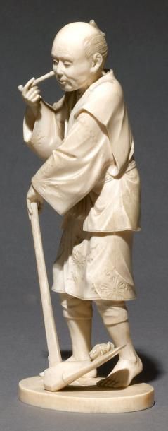 null Okimono en ivoire représentant un paysan tenant une pipe et une bêche. Japon,...