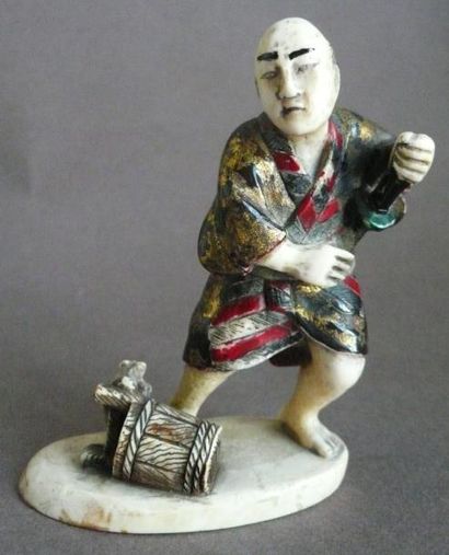 null Okimono en ivoire polychrome représentant un personnage chassant un rat. Japon,...