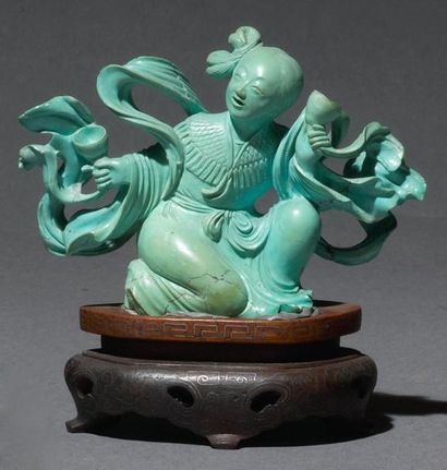 null Danseuse en turquoise sur un socle en bois. Chine, XXe siècle. H: 8 cm