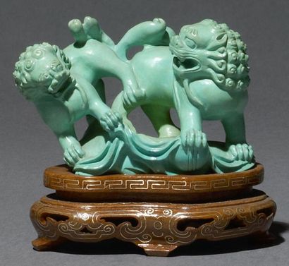 null Groupe en turquoise représentant deux lions. Chine, XXe siècle. H: 8.5 cm