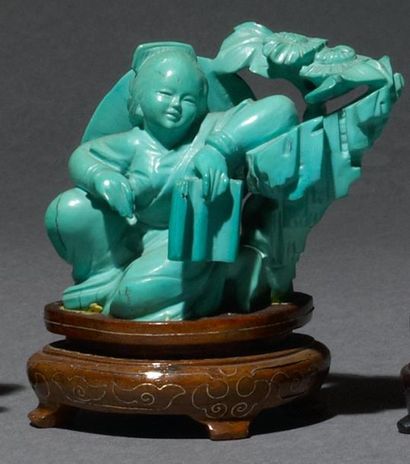 null Paysanne assise en turquoise, socle en bois. Chine, XXe siècle. H: 5.2 cm