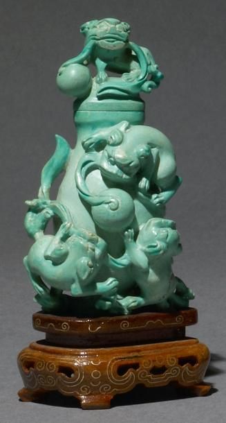 null Flacon en turquoise à décor de chiens de Fô. Chine, XXe siècle. H: 8.5 cm