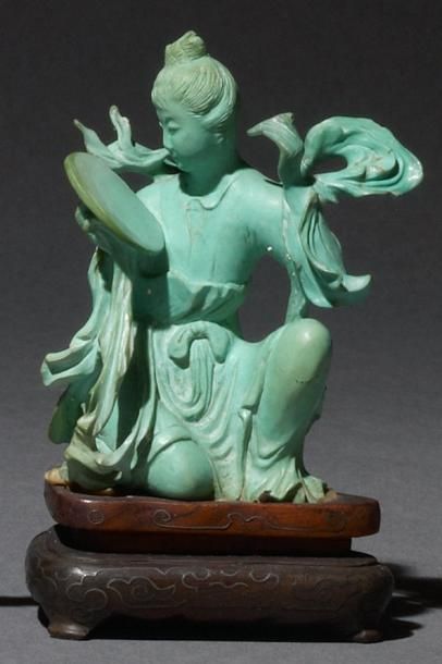 null Jeune femme au miroir en turquoise, socle en bois. Chine, XXe siècle. (éclat)...