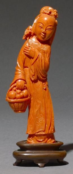 null Corail sculpté représentant une jeune femme tenant un panier, socle en bois....