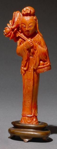 null Corail sculpté représentant une jeune femme tenant une branche de lotus et un...