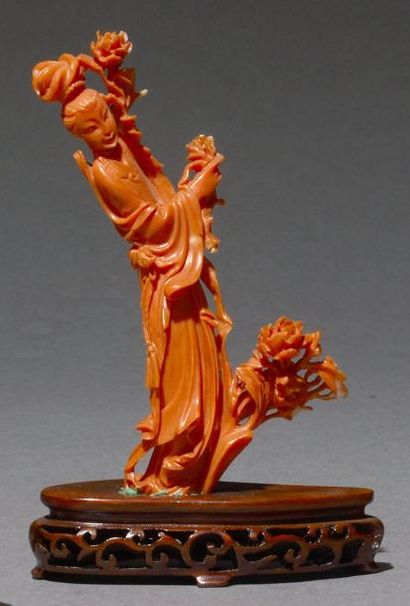 null Corail sculpté représentant une femme et des branches de roses, socle en bois....