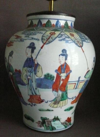 null Vase en porcelaine à décor de personnages, monté en lampe. Chine, XXe siècle....