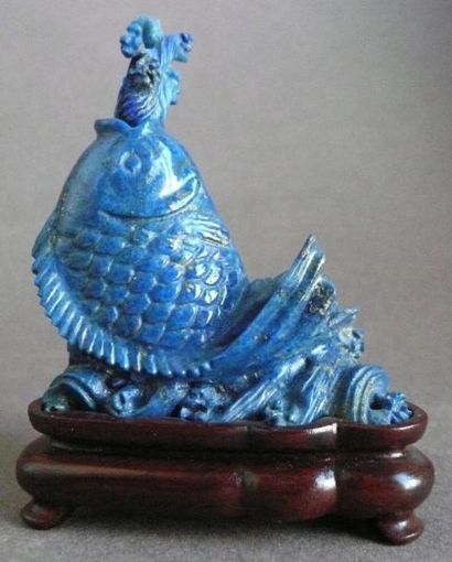 null Flacon en lapis-lazuli en forme de poisson. Chine, XXe siècle. L: 6 cm