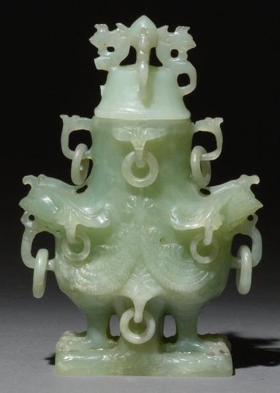 null Brûle-parfum en jadéite. Chine, XXe siècle. H: 22 cm L: 16 cm (Petit manque...
