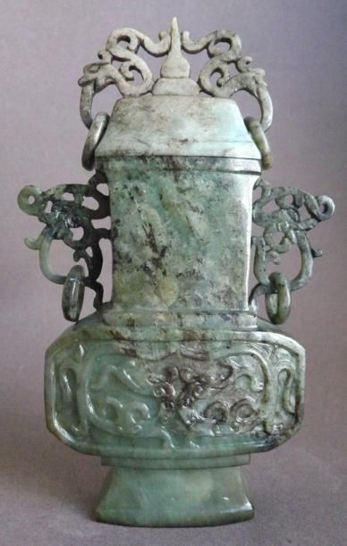null Flacon couvert en jade. Chine, XXe siècle. H: 17 cm