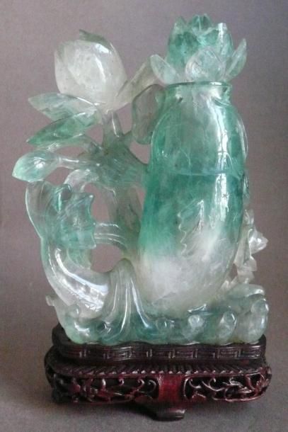 null Flacon en forme de poisson et fleur, en fluorite verte. Chine, XXe siècle. H:...