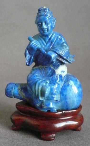 null Flacon surmonté d'un musicien, en lapis-lazuli. Chine, XXe siècle. H: 6.5 c...