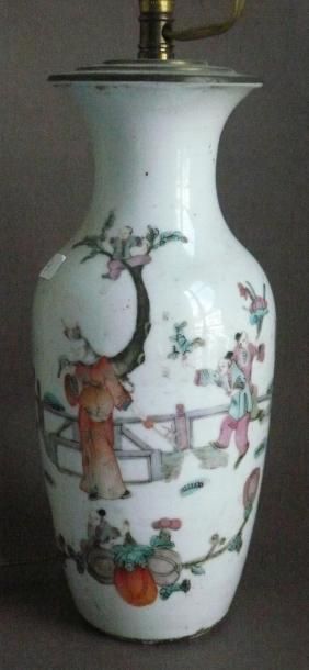 null Vase en porcelaine à décor de personnages, monté en lampe. Chine, début du XXe...