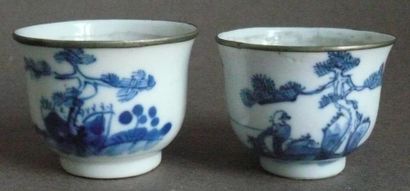 null Deux coupelles en porcelaine à décor bleu de Hue, cerclage en métal. Chine,...