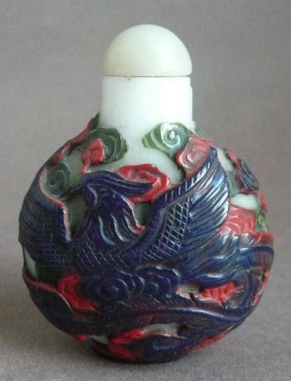 null Flacon tabatière en overlay. Chine, Pékin, XXe siècle. H: 7.5 cm