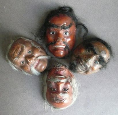 null Quatre masques de théâtre Nô en laque. Japon, XXe siècle. H: 6.5 cm