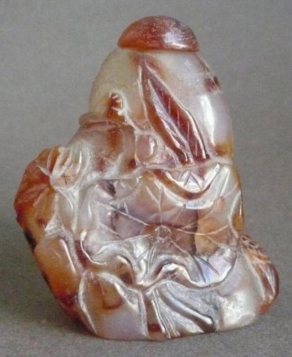 null Flacon en agate en forme de rocher. Chine, XXe siècle. H: 8.5 cm