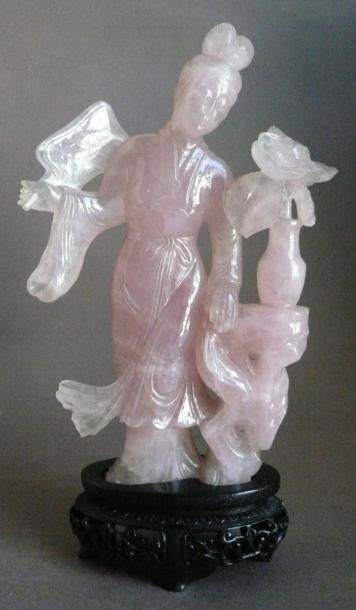 null Statuette en quartz rose représentant une femme à l'éventail, socle en bois....