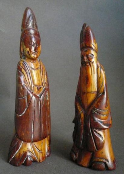 null Couple de personnages en ivoire. Chine, XXe siècle. H: 18.5 et 17.5 cm