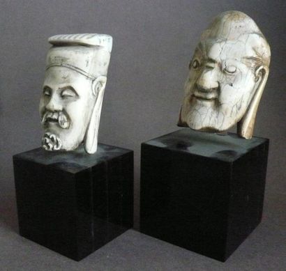 null Deux masques en ivoire. Chine, XXe siècle. H: 8 cm