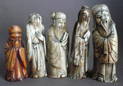 null Cinq statuettes en ivoire représentant des sages. Chine, XXe siècle. (éclats)...