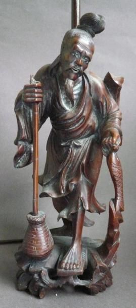 null Pêcheur en bois sculpté. Chine, XXe siècle. H: 27 cm