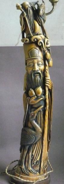 null Statue en ivoire représentant un vieillard tenant une canne, montée en lampe....