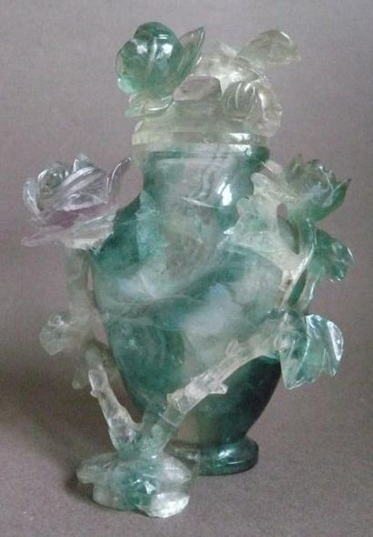 null Brûle-parfum en fluorite verte à décor floral. Chine, XXe siècle. (éclats) H:...