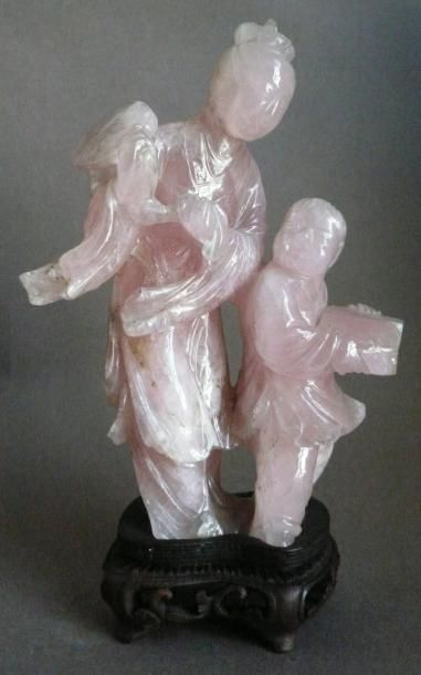 null Groupe en quartz rose représentant une femme et un enfant, socle en bois. Chine,...