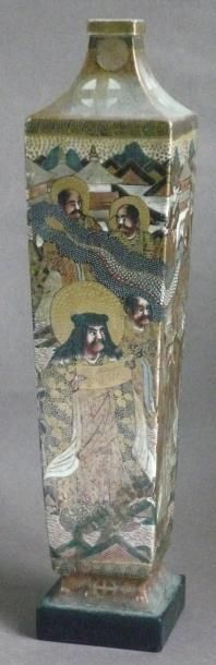 null Vase en faïence de Satsuma. Japon, début du XXe siècle. H: 31 cm